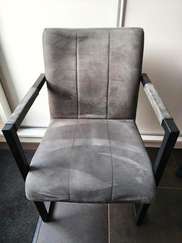 3 Grijze eetkamerstoelen met armleuningen beschikbaar voor biedingen