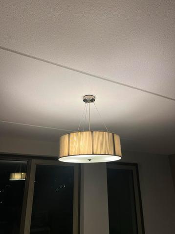 Moderne hanglamp met zilveren doorschijnende kap beschikbaar voor biedingen