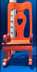 Poppenhuis Schommelstoel met Hart, Verzamelen, Poppenhuizen en Toebehoren, Ophalen of Verzenden, Zo goed als nieuw, Poppenhuis