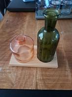 Vintage glazen vaasjes op houten plank, Overige kleuren, Ophalen of Verzenden, Minder dan 50 cm, Glas