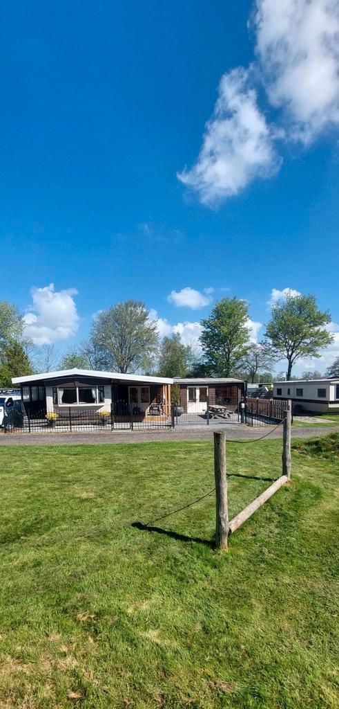 Royale stacaravan a 80m2 te huur, 4-6 p. Friesland., Caravans en Kamperen, Verhuur