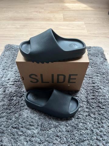 Yeezy slide onyx maat 46 beschikbaar voor biedingen