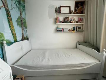 Massief houten eenpersoons bed met grote lade beschikbaar voor biedingen