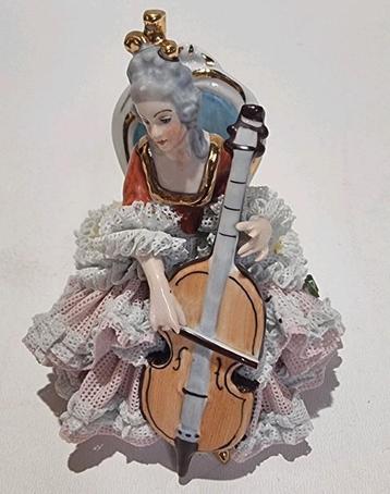 Dresden lace porseleinen beeldje beschikbaar voor biedingen