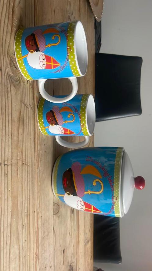 Vintage Pepernoten pot met 2 mokken zwarte piet,sint,versje, Diversen, Sinterklaas, Zo goed als nieuw, Ophalen