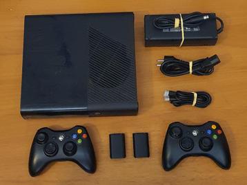 Xbox 360 NEW SLIM 250GB met 2 Controllers & Kabels beschikbaar voor biedingen