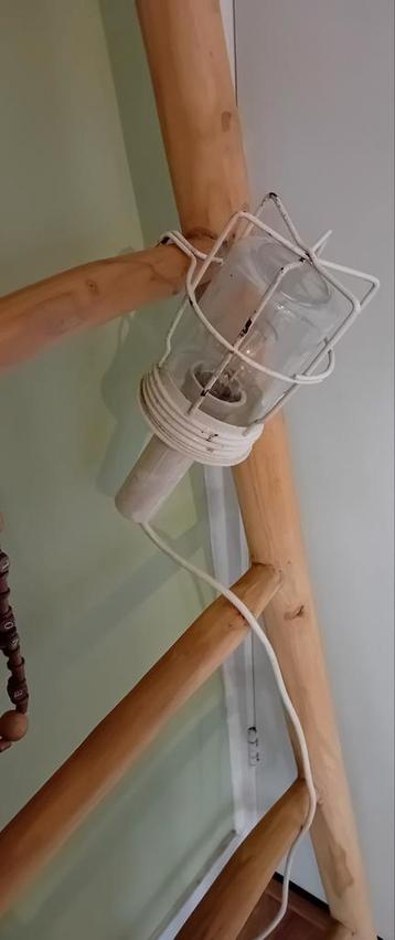 Industriële lamp met metalen frame beschikbaar voor biedingen