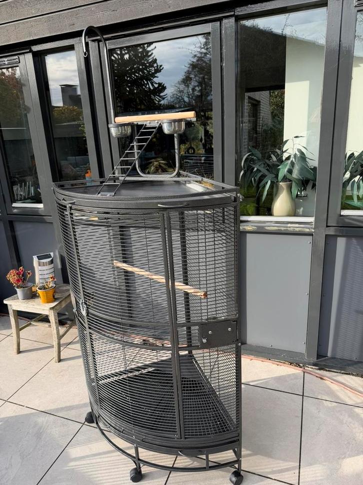 Strong villa Nadia xl papegaaienkooi kwartrond hoekmodel, Dieren en Toebehoren, Vogels | Hokken en Kooien, Zo goed als nieuw, Vogelkooi