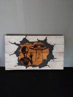 houten wandbord - ufo alien - hole in wall, Antiek en Kunst, Ophalen of Verzenden
