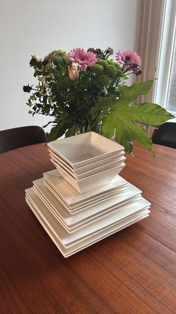 Servies wit vierkant beschikbaar voor biedingen