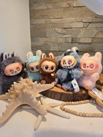 Labubu Have a Seat Figuren met Doos, secret met kaartje beschikbaar voor biedingen