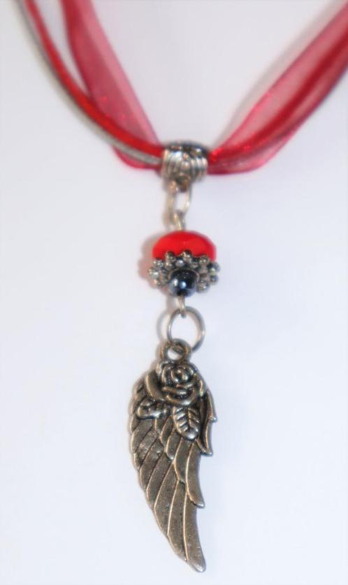 Rode organza ketting met een hanger, vleugel met roos, Sieraden, Tassen en Uiterlijk, Kettingen, Nieuw, Overige materialen, Rood
