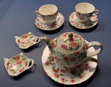 Theeservies met bloemen theepot kop schotel bord beschikbaar voor biedingen