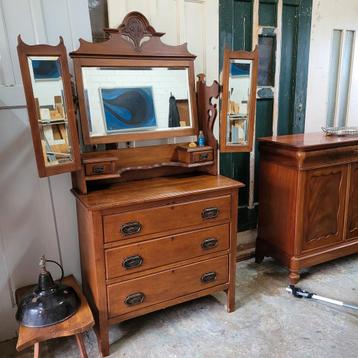Brocante oude kaptafel ladekast met drieluikspiegel beschikbaar voor biedingen