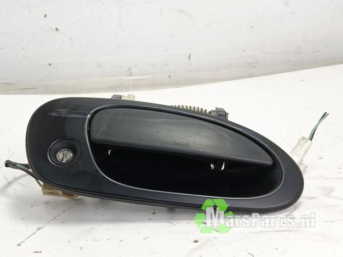 Portiergreep 2Deurs rechts van een Mazda 323, Auto-onderdelen, Carrosserie en Plaatwerk, Mazda, Gebruikt, 3 maanden garantie, Ophalen of Verzenden