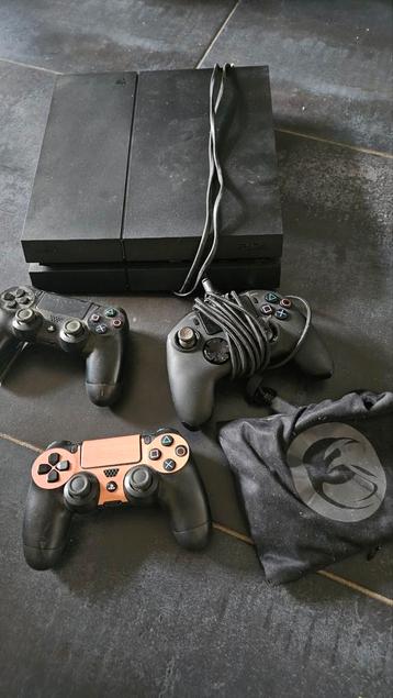 Playstation 4 met 3 controllers 