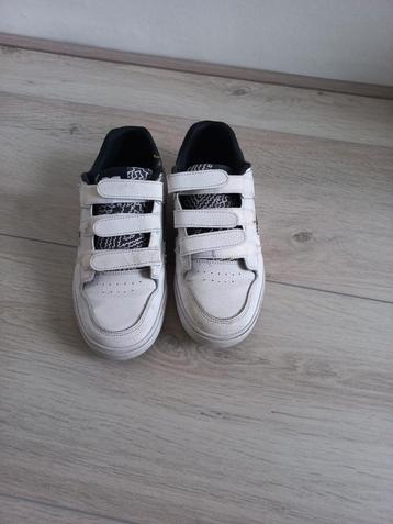 Witte leren Dc's maat 37 met klitteband beschikbaar voor biedingen