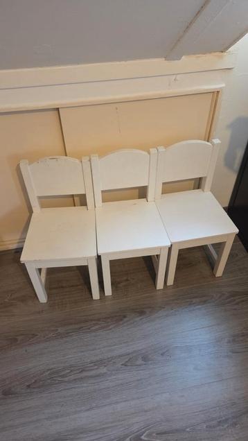 3 witte houten kinderstoelen beschikbaar voor biedingen