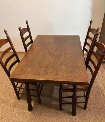 Houten Eettafel met 5 Stoelen beschikbaar voor biedingen