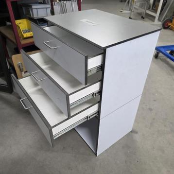Zware volledig trespa hoge ladekast afmeting 61x45x93 cm lx beschikbaar voor biedingen