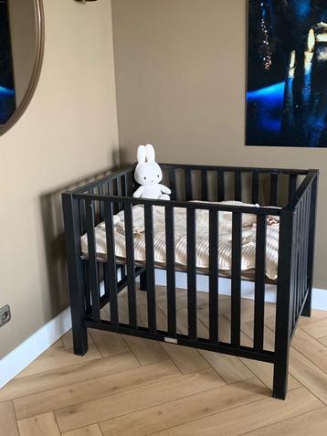 Baby box Bopita zwart inclusief matras en Koeka boxkleed beschikbaar voor biedingen