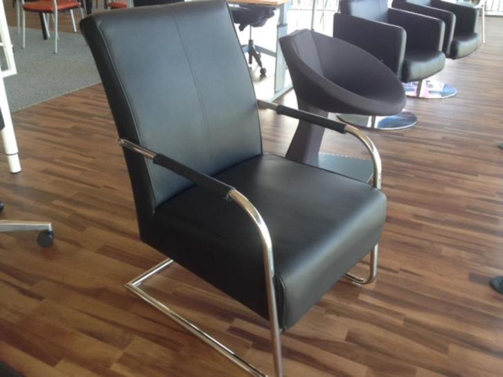 50% SHOWMODELKORTING!!! Cordoba fauteuil zwart leder, Huis en Inrichting, Fauteuils, Zo goed als nieuw, Kunststof, Metaal, Ophalen of Verzenden