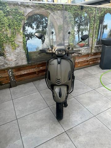 Vespa sprint 2015 beschikbaar voor biedingen