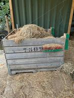 Oude veilingkist omgebouwd tot hooibak