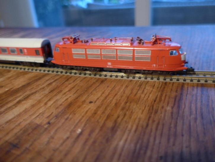 Set van Fleischmann BR 103 N-spoor Loc met 3 EC-rijtuigen, Hobby en Vrije tijd, Modeltreinen | N-Spoor, Gebruikt, Treinset, Gelijkstroom