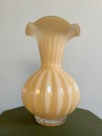 Mooi boter geel vaasje, Geel, Aardewerk of Porselein, Ophalen of Verzenden, Zo goed als nieuw