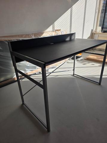 Zwart bureau met een metalen frame beschikbaar voor biedingen