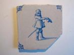 een 17e eeuwse tegel met een groetende soldaat, Ophalen of Verzenden