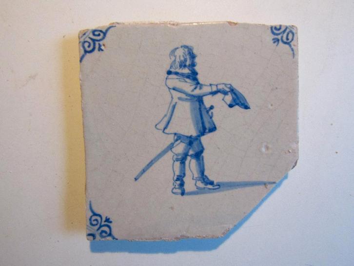 een 17e eeuwse tegel met een groetende soldaat, Antiek en Kunst, Antiek | Wandborden en Tegels, Ophalen of Verzenden