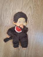 Vintage Monchhichi knuffel aapje met rode slab en duim in mo, Ophalen of Verzenden, Zo goed als nieuw