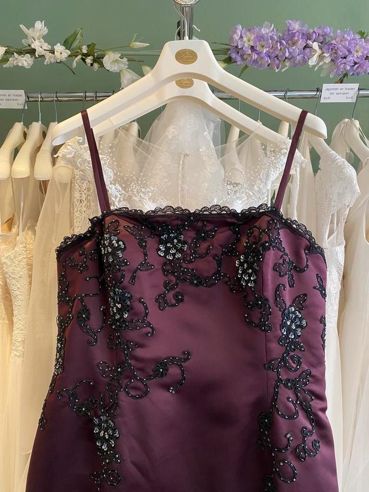 UITVERKOOP! Paarse trouwjurk! Direct leverbaar!, Kleding | Dames, Trouwkleding en Trouwaccessoires, Nieuw, Trouwjurk, Paars, Ophalen