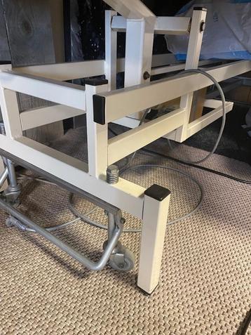 Elektrische behandeltafel beschikbaar voor biedingen