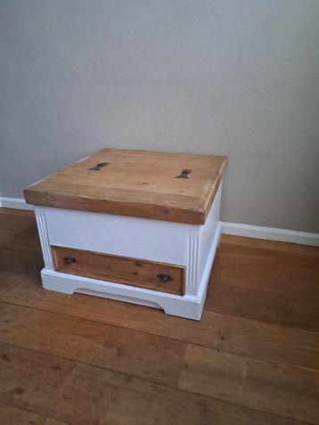 Landelijke houten salontafel met opbergvak en lade beschikbaar voor biedingen
