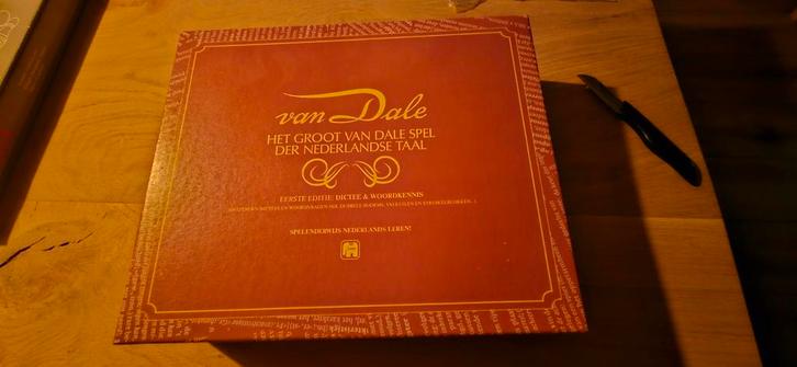 Van Dale - Het Groot van Dale Spel, Hobby en Vrije tijd, Gezelschapsspellen | Bordspellen, Zo goed als nieuw, Drie of vier spelers