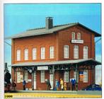 Pola Station Waldbrunn Bouwpakket - Nieuw & Compleet, Hobby en Vrije tijd, Modeltreinen | H0, Overige merken, Gelijkstroom of Wisselstroom