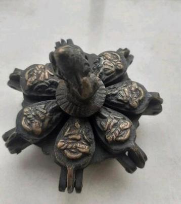 Tika-object uit Nepal , etnische metaalkunst beschikbaar voor biedingen