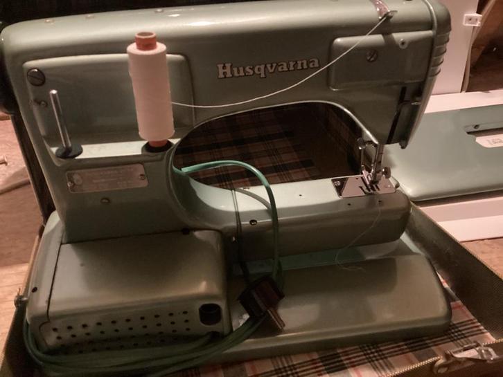 Husqvarna naaimachine CL 19 volledig metaal, Hobby en Vrije tijd, Naaimachines en Toebehoren, Zo goed als nieuw, Naaimachine, Husqvarna