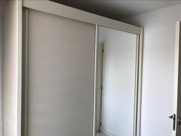 Kleding kast met spiegel beschikbaar voor biedingen