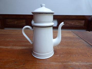 Antiek emaille koffiepotje met filter, C.N.E.B. beschikbaar voor biedingen