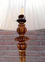 Retro antieke schemerlamp met nette lampenkap. 90 cm. hoog., Gebruikt, KLassiek, Onbekend, Hout