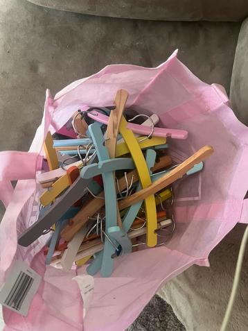 Zgan tas vol houten kinderhangers beschikbaar voor biedingen