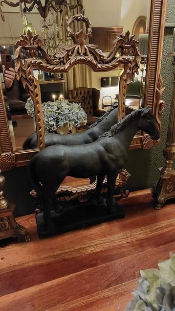 Groot paard zwart van polystone beschikbaar voor biedingen