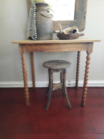 Oude sidetable wandtafel bijzettafel tafeltje stoer sober  beschikbaar voor biedingen