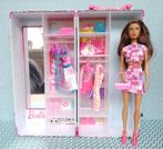 BA44 Barbie met metalen kledingkast en garderobe 2, Ophalen of Verzenden, Gebruikt, Overige typen
