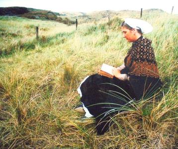 Paul Huf.Foto van een meisje in de duinen van Zeeland (?) beschikbaar voor biedingen