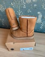 UGG maat 25 Classic Weather Short Chestnut, Laarzen, Jongen of Meisje, Zo goed als nieuw, Verzenden